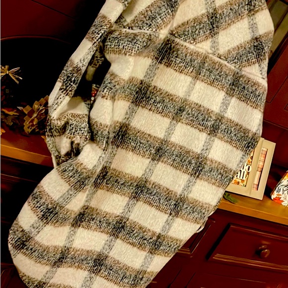 NWT Women’s warm plaid thigh length button down coat-made with recycled fibers. - Picture 2 of 5